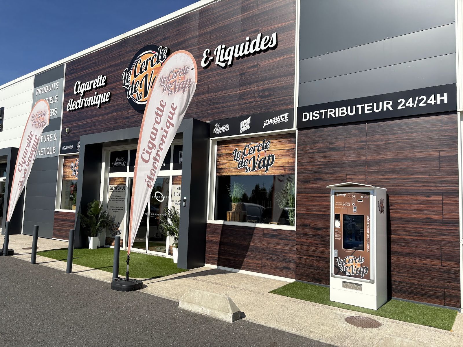 Façade de la boutique Le Cercle de la Vap à Albi avec le distributeur automatique 24h/24