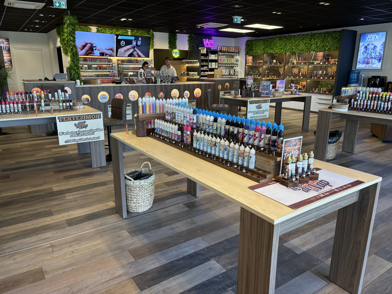 Tables des saveurs : plus de 350 e-liquides en test libre en boutique